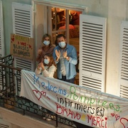 粘在一起的隔离 8 Rue de l'Humanité