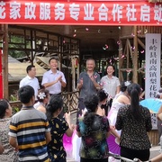 点击查看图片 村里来了新闻官