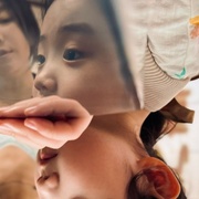 点击查看图片 左撇子女孩