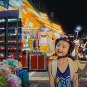 点击查看图片 左撇子女孩