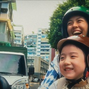 点击查看图片 左撇子女孩