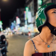 点击查看图片 左撇子女孩
