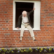 点击查看图片 百岁老人跷家去 Hundraåringen som klev ut genom fönstret och försvann