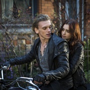 点击查看图片 圣杯神器:骸骨之城 The Mortal Instruments: City of Bones