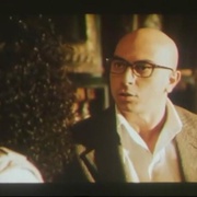 点击查看图片 穿黄鞋的人是凶手 L'assassino è quello con le scarpe gialle